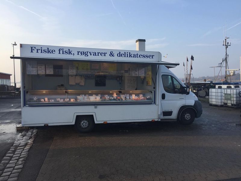 Fiskebilen med teksten Friske fisk, røgvarer & delikatesser