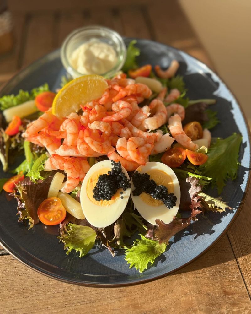 Tallerken med rejer, æg, caviart og frisk salat