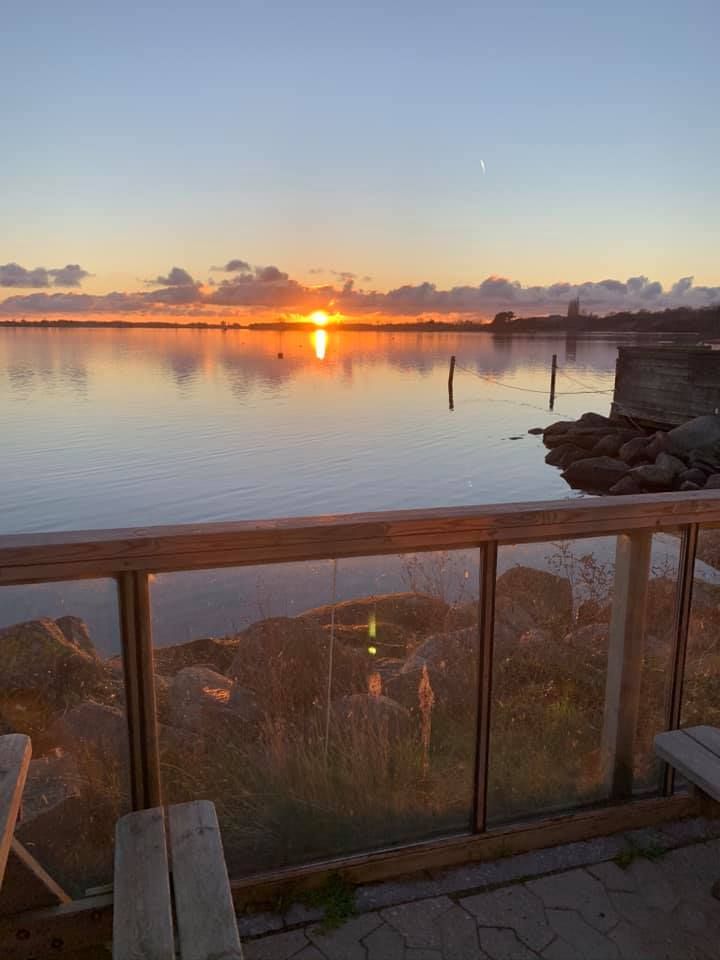 Solnedgang over vandet set fra terrassen
